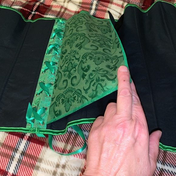 Kimring corset with G-string panty. - Picture 7 of 7